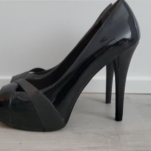 GUESS - Picture 2 of 3